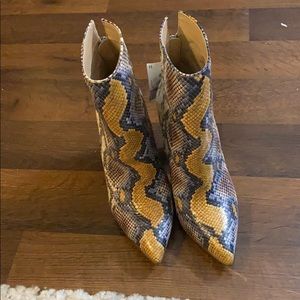 Steve Madden size 5 Snake Skin booties